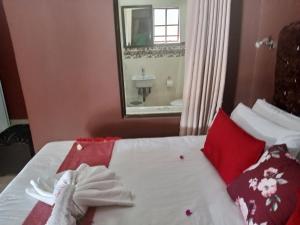 Postel nebo postele na pokoji v ubytování Impovu Guest House