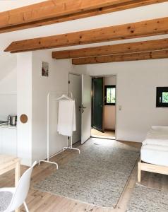 una camera da letto con pareti bianche e soffitti in legno di ENTZÜCKENDES GÄSTESTÖCKL am Linzer Pöstlingberg a Linz