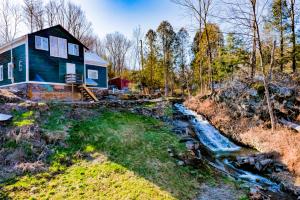 een huis met een beek ervoor bij Cottage on the Creek in Salem