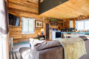 ein Wohnzimmer mit einem Sofa und einer Küche in der Unterkunft Cottage on the Creek in Salem