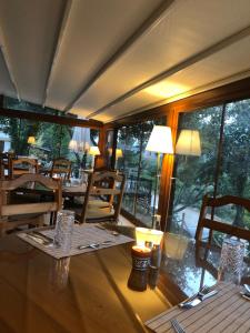 Uma área de estar em Swiss Eviniz Hotel