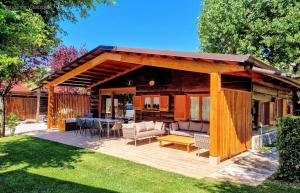 - une terrasse en bois avec un pavillon dans la cour dans l'établissement Residence Villalsole, à San Felice del Benaco