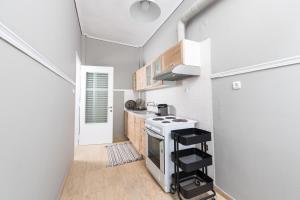 uma pequena cozinha com um fogão e um lavatório em Malvina's Dream - Comfort and style-Central Aigio em Aigio
