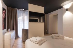 A bed or beds in a room at Brera Premium Apartment near Duomo Wifi