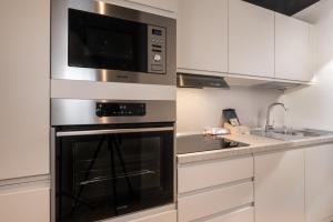 A kitchen or kitchenette at Brera Premium Apartment near Duomo Wifi Még 13 kép