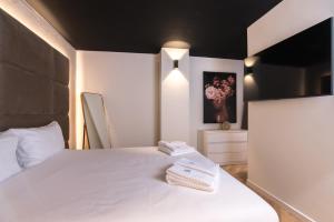 A bed or beds in a room at Brera Premium Apartment near Duomo Wifi