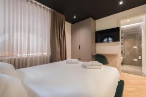 A bed or beds in a room at Brera Premium Apartment near Duomo Wifi