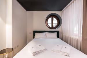 A bed or beds in a room at Brera Premium Apartment near Duomo Wifi