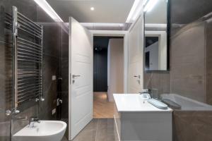 A bathroom at Brera Premium Apartment near Duomo Wifi