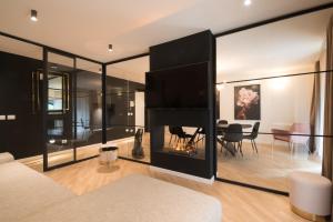 uma sala de estar com lareira e uma sala de jantar em Brera Premium Apartment near Duomo Wifi em Milão