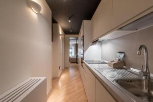 O bucătărie sau chicinetă la Brera Premium Apartment near Duomo Wifi