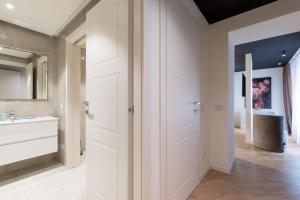 A bathroom at Brera Premium Apartment near Duomo Wifi