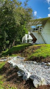 Zahrada ubytování Paraíso Escondido Cabañas, Reserva Rio Claro, San Luis-Doradal