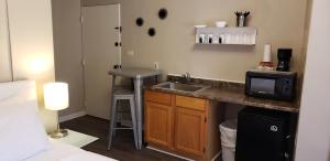 a small kitchen with a sink and a microwave at The Happy Hollow in Hot Springs