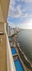 een balkon met uitzicht op de oceaan bij H2 Hyatt Vista Mar in Cartagena