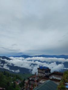 - une vue sur les nuages dans les montagnes dans l'établissement Bitta Inn homestay, à Darjeeling