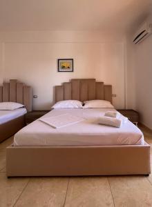 1 dormitorio con 1 cama grande en una habitación en Hotel Nino, en Dhërmi