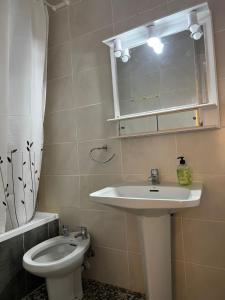 Kúpeľňa v ubytovaní COSTA DAURADA APARTAMENTS - Molins II + 12 fotografií