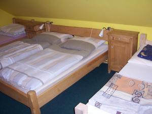 Кровать или кровати в номере Černý důl 18