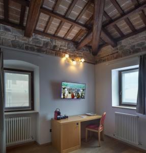 Televízia a/alebo spoločenská miestnosť v ubytovaní Hotel 99 Cannelle
