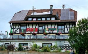 un edificio con paneles solares encima en Gasthaus Mühlenstube, en Lauterbach