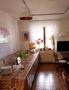 - une salle à manger avec une grande table et des assiettes dans l'établissement Gasthaus Mühlenstube, à Lauterbach