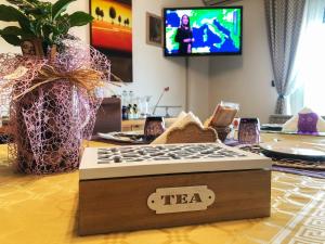 A television and/or entertainment centre at Rizzi Marianna B&B