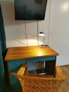 un escritorio de madera con TV encima en EMBATA, en Ustaritz