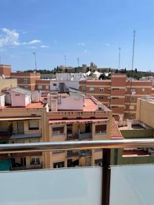 Blick auf eine Stadt vom Dach eines Gebäudes in der Unterkunft Unik Vacation Rovira i Virgili in Tarragona