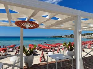 - une vue sur une plage avec des parasols rouges dans l'établissement Flaviana Salento Holiday House, à Pulsano
