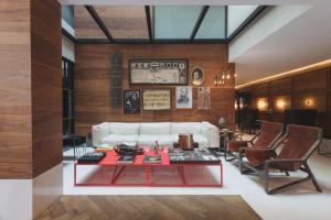 a living room with a white couch and a table at The Wild Oscar in Mexico City