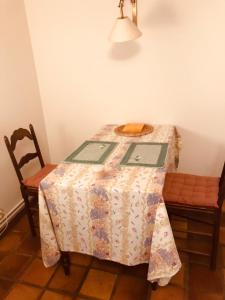 een tafel met een tafelkleed en twee stoelen bij Le charme de l’Estroit in Mettet