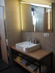 łazienka z umywalką i lustrem w obiekcie Ebner Appartements w mieście Aldino +19 zdjęć