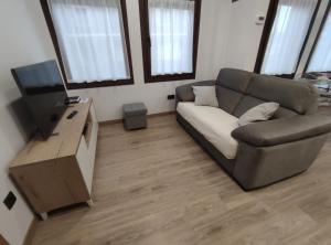 sala de estar con sofá y TV de pantalla plana en Apto. Completo, La Ribera, en Aguilar de Campóo
