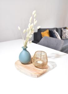 a table with a blue vase and a basket on it at Koje Vier I mit Parkplatz, zentral und gemütlich in Bremerhaven