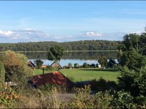 vistas al lago desde la casa en Ferienhaus M&M, en Schwarz