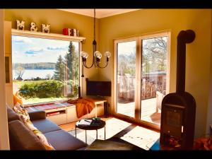 Una sala de estar con un sofá y una ventana grande. en Ferienhaus M&M, en Schwarz