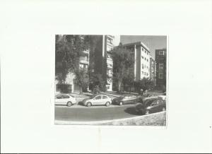 una foto en blanco y negro de autos estacionados en un estacionamiento en Madrid, en Madrid