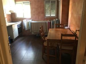 Una cocina con una mesa y sillas de madera en una habitación. en Madrid, en Madrid