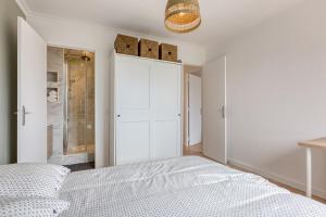 um quarto branco com uma cama e um closet em Superbe Appartement de standing au cœur de Lille em Lille