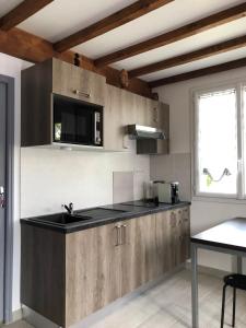 索泰爾內的住宿－Ô Sauternes，厨房配有水槽和台面