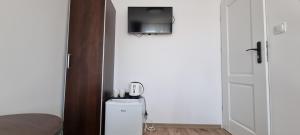 Televízia a/alebo spoločenská miestnosť v ubytovaní Pokoje Gościnne Wylotowa 32