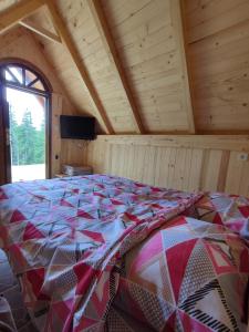een slaapkamer met een groot bed in een kamer bij KOLIBA Marijanović in Andrijevica
