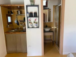 een keuken met een koelkast met vazen erop bij Monticelli Mansion in Casola di Napoli