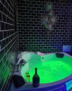 Photo de la galerie de l'établissement Appartement jacuzzi Gold&Night, à Verneuil-sur-Avre