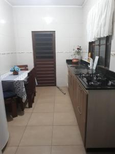 Virtuvė arba virtuvėlė apgyvendinimo įstaigoje APARTAMENTOS POR DIÁRIA Av DOMINGOS DE ALMEIDA