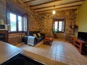 TV a/nebo společenská místnost v ubytování Hostal Rural Ioar + 37 fotografií