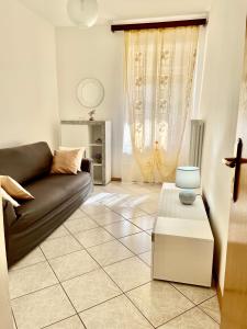 sala de estar con sofá y mesa en Casa Roberto - piano terra con giardino, en Levico Terme