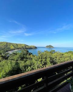 Una vista del océano desde un banco en Loft Mar e Lua, en São Sebastião