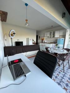 un ordenador portátil en una mesa en la sala de estar en Loft Mar e Lua, en São Sebastião